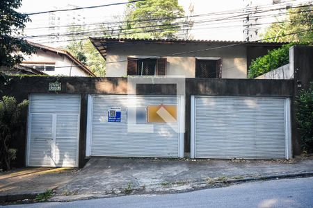 Casa à venda com 600m², 3 quartos e 2 vagas Casa à venda com 600m², 3 quartos e 2 vagasFachada