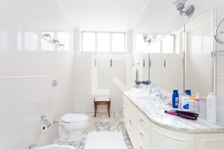 Apartamento à venda com 500m², 4 quartos e 3 vagas Apartamento à venda com 500m², 4 quartos e 3 vagasBanheiro da Suíte 1