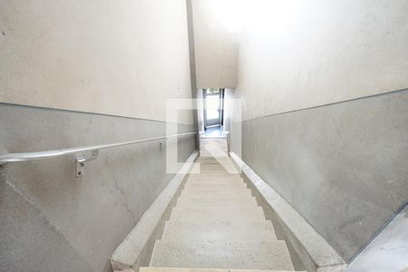 Apartamento para alugar com 80m², 2 quartos e sem vaga Apartamento para alugar com 80m², 2 quartos e sem vagaEscada de entrada