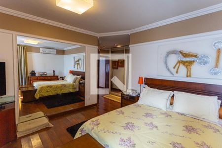 Casa à venda com 550m², 5 quartos e 7 vagas Casa à venda com 550m², 5 quartos e 7 vagasSuíte 1