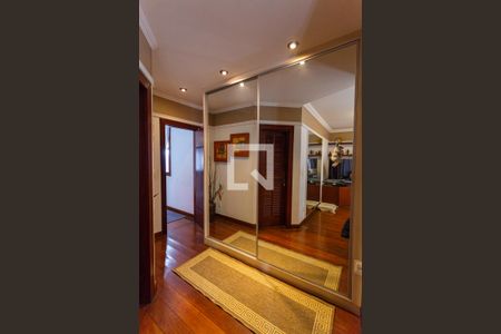 Casa à venda com 550m², 5 quartos e 7 vagas Casa à venda com 550m², 5 quartos e 7 vagasArmário da Suíte 1