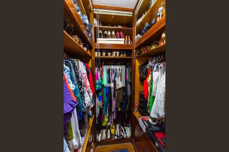 Casa à venda com 550m², 5 quartos e 7 vagas Casa à venda com 550m², 5 quartos e 7 vagasCloset da Suíte 1