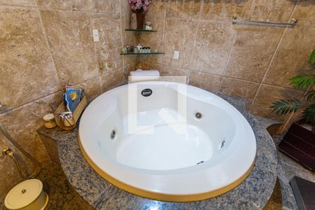 Casa à venda com 550m², 5 quartos e 7 vagas Casa à venda com 550m², 5 quartos e 7 vagasBanheira do Banheiro da Suíte 1