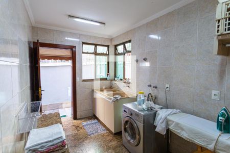 Casa à venda com 550m², 5 quartos e 7 vagas Casa à venda com 550m², 5 quartos e 7 vagasÁrea de Serviço