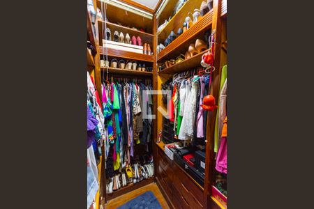 Casa à venda com 550m², 5 quartos e 7 vagas Casa à venda com 550m², 5 quartos e 7 vagasCloset da Suíte 1