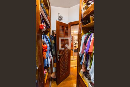 Casa à venda com 550m², 5 quartos e 7 vagas Casa à venda com 550m², 5 quartos e 7 vagasCloset da Suíte 1