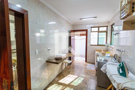 Casa à venda com 550m², 5 quartos e 7 vagas Casa à venda com 550m², 5 quartos e 7 vagasÁrea de Serviço