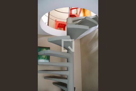 Apartamento para alugar com 143m², 2 quartos e 2 vagas Apartamento para alugar com 143m², 2 quartos e 2 vagasEscada