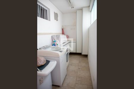 Casa à venda com 360m², 4 quartos e 6 vagas Casa à venda com 360m², 4 quartos e 6 vagasÁrea de Serviço