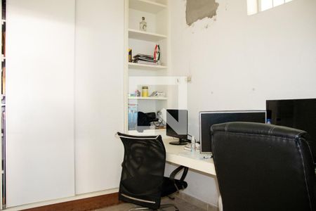 Casa à venda com 360m², 4 quartos e 6 vagas Casa à venda com 360m², 4 quartos e 6 vagasQuarto de Serviço
