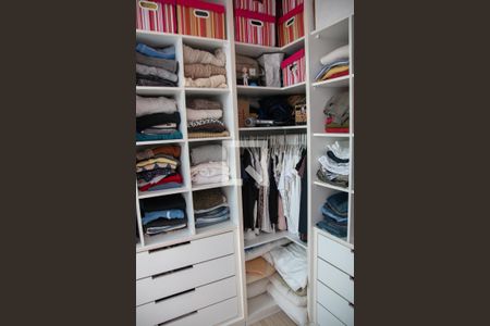 Casa à venda com 360m², 4 quartos e 6 vagas Casa à venda com 360m², 4 quartos e 6 vagasCloset do quarto 2