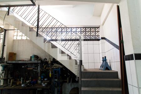 Casa à venda com 600m², 4 quartos e 6 vagas Casa à venda com 600m², 4 quartos e 6 vagasEscada para Garagem