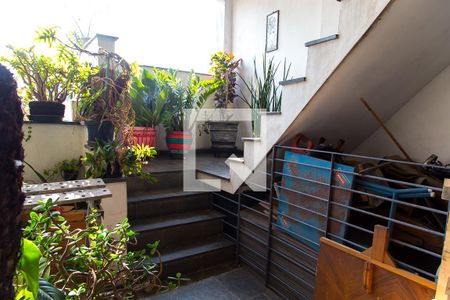 Casa à venda com 600m², 4 quartos e 6 vagas Casa à venda com 600m², 4 quartos e 6 vagasEscadas