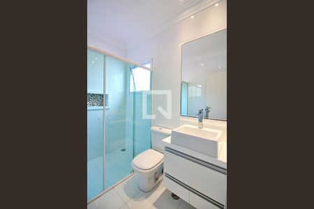 Casa à venda com 274m², 3 quartos e 8 vagasBanheiro do Quarto 2 - Suíte