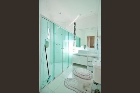 Casa à venda com 274m², 3 quartos e 8 vagas Banheiro do Quarto 1 - Suíte