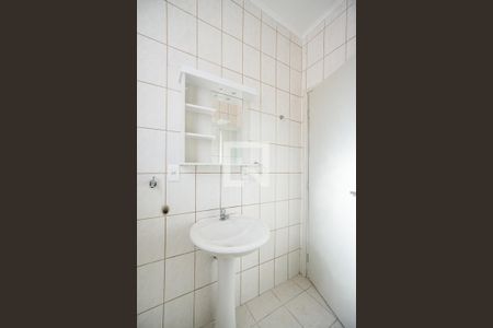 Banheiro social de kitnet/studio para alugar com 1 quarto, 38m² em Pari, São Paulo