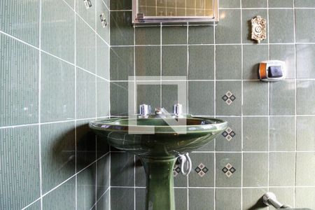 Casa à venda com 250m², 4 quartos e 2 vagas Casa à venda com 250m², 4 quartos e 2 vagasBanheiro