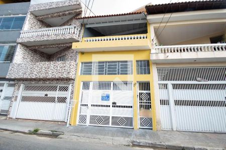 Casa à venda com 200m², 3 quartos e 2 vagas Casa à venda com 200m², 3 quartos e 2 vagasFachada