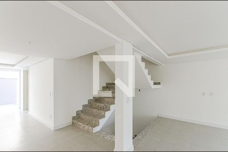 Casa de condomínio à venda com 278m², 4 quartos e 3 vagas Casa de condomínio à venda com 278m², 4 quartos e 3 vagasEscada