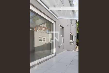 Casa de condomínio à venda com 278m², 4 quartos e 3 vagas Casa de condomínio à venda com 278m², 4 quartos e 3 vagasSacada