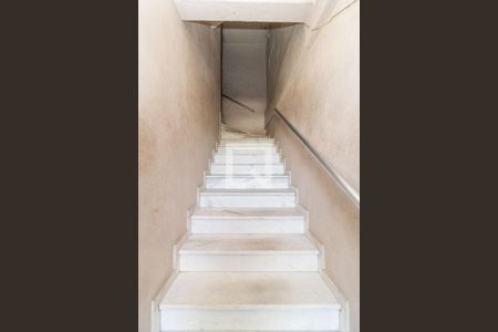 Apartamento à venda com 44m², 1 quarto e 1 vaga Apartamento à venda com 44m², 1 quarto e 1 vagaEscada