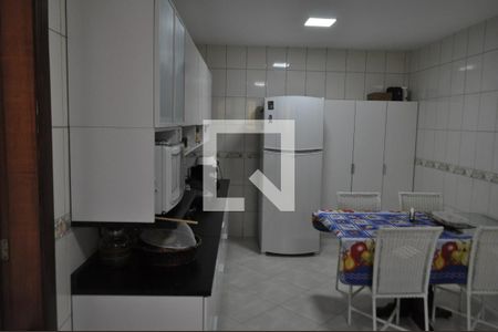 Casa à venda com 184m², 4 quartos e 6 vagasCozinha - Armários