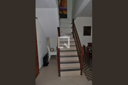 Casa à venda com 184m², 4 quartos e 6 vagasEscada de Acesso Segundo Andar