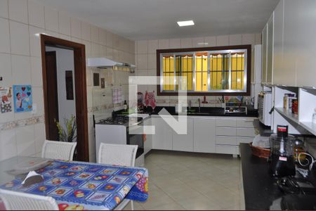 Casa à venda com 184m², 4 quartos e 6 vagasCozinha - Armários