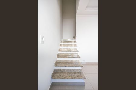Escadas de casa de condomínio para alugar com 2 quartos, 88m² em Freguesia do Ó, São Paulo