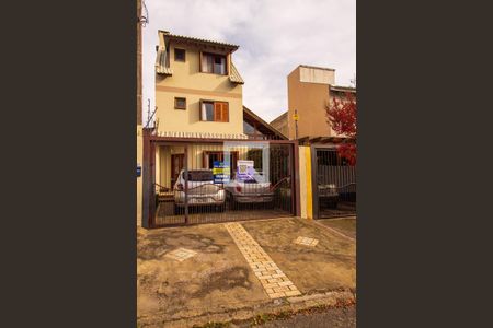 Casa à venda com 182m², 3 quartos e 2 vagas Casa à venda com 182m², 3 quartos e 2 vagasFachada