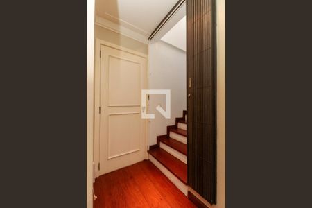 Casa à venda com 476m², 5 quartos e 4 vagas Casa à venda com 476m², 5 quartos e 4 vagasEscada