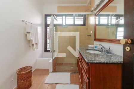 Casa à venda com 476m², 5 quartos e 4 vagas Casa à venda com 476m², 5 quartos e 4 vagasBanheiro 1