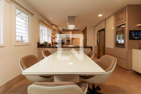 Casa à venda com 476m², 5 quartos e 4 vagas Casa à venda com 476m², 5 quartos e 4 vagasCozinha