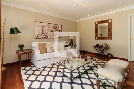 Casa à venda com 476m², 5 quartos e 4 vagas Casa à venda com 476m², 5 quartos e 4 vagasSala