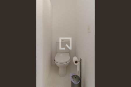 Casa à venda com 476m², 5 quartos e 4 vagas Casa à venda com 476m², 5 quartos e 4 vagasQuintal banheiro