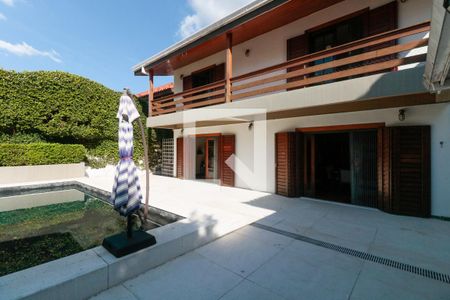 Casa à venda com 476m², 5 quartos e 4 vagas Casa à venda com 476m², 5 quartos e 4 vagasQuintal piscina