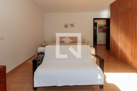 Casa à venda com 476m², 5 quartos e 4 vagas Casa à venda com 476m², 5 quartos e 4 vagasQuarto 3