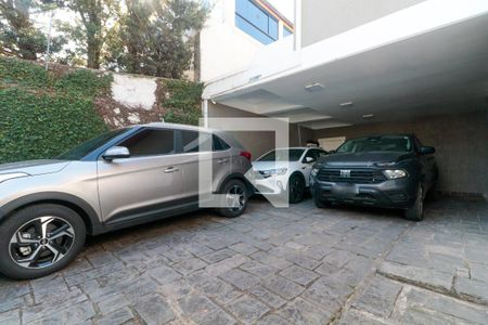 Casa à venda com 476m², 5 quartos e 4 vagas Casa à venda com 476m², 5 quartos e 4 vagasGaragem