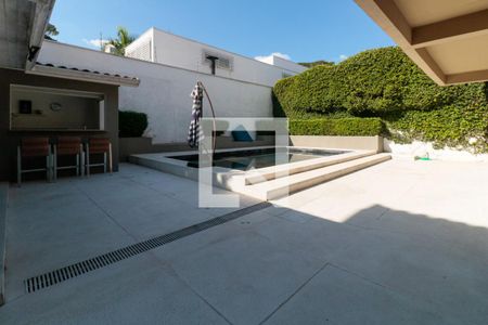 Casa à venda com 476m², 5 quartos e 4 vagas Casa à venda com 476m², 5 quartos e 4 vagasQuintal
