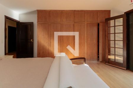 Casa à venda com 476m², 5 quartos e 4 vagas Casa à venda com 476m², 5 quartos e 4 vagasQuarto 3