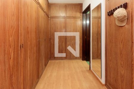 Casa à venda com 476m², 5 quartos e 4 vagas Casa à venda com 476m², 5 quartos e 4 vagasSuíte