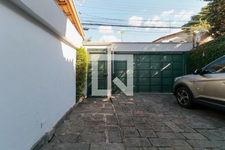 Casa à venda com 476m², 5 quartos e 4 vagas Casa à venda com 476m², 5 quartos e 4 vagasGaragem