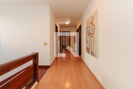 Casa à venda com 476m², 5 quartos e 4 vagas Casa à venda com 476m², 5 quartos e 4 vagasCorredor