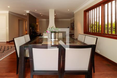 Casa à venda com 476m², 5 quartos e 4 vagas Casa à venda com 476m², 5 quartos e 4 vagasSala