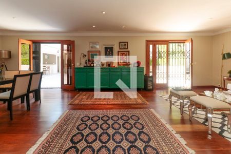 Casa à venda com 476m², 5 quartos e 4 vagas Casa à venda com 476m², 5 quartos e 4 vagasSala