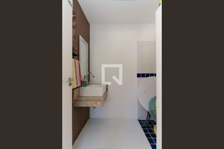 Casa à venda com 476m², 5 quartos e 4 vagas Casa à venda com 476m², 5 quartos e 4 vagasQuintal banheiro