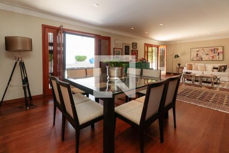 Casa à venda com 476m², 5 quartos e 4 vagas Casa à venda com 476m², 5 quartos e 4 vagasSala