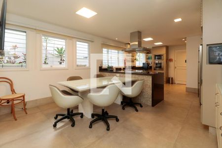 Casa à venda com 476m², 5 quartos e 4 vagas Casa à venda com 476m², 5 quartos e 4 vagasCozinha