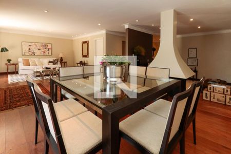 Casa à venda com 476m², 5 quartos e 4 vagas Casa à venda com 476m², 5 quartos e 4 vagasSala