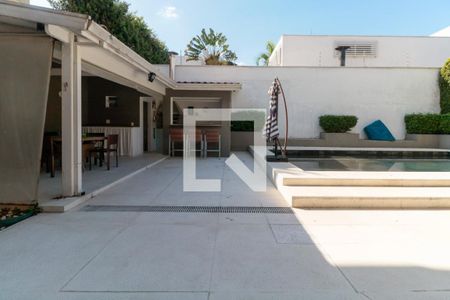 Casa à venda com 476m², 5 quartos e 4 vagas Casa à venda com 476m², 5 quartos e 4 vagasQuintal